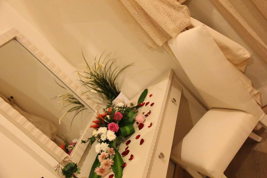 Flora Hotel Suites リヤード エクステリア 写真